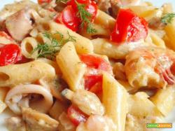 Pennette con frutti di mare, datterini e pesto