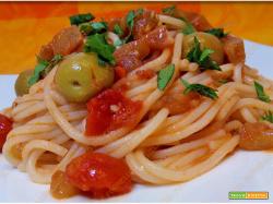 Spaghetti con sugo di melanzane pomodori e olive