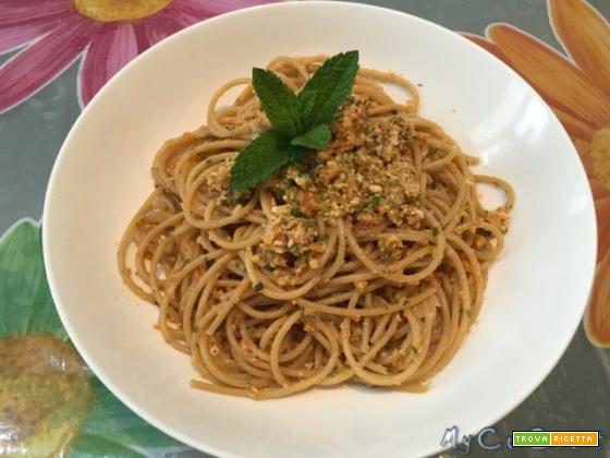 Cottura della pasta in modo tradizionale, spaghetti integrali al pesto svuotafrigo