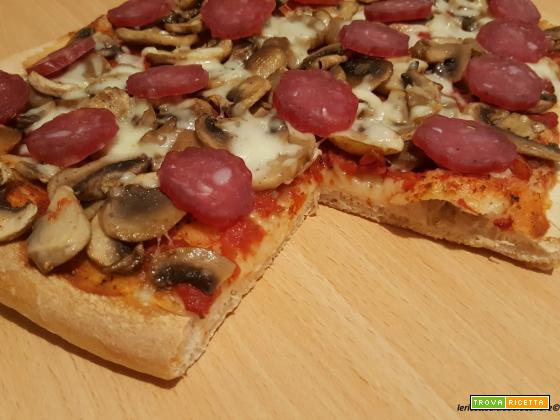 Pizza con funghi, mozzarella e salame strolghino