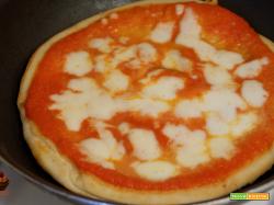 Pizza in padella, ricetta veloce