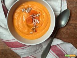 Vellutata tiepida di carote, lenticchie rosse e arancia