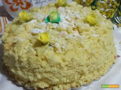 Torta mimosa con crema pasticcera e amaretti