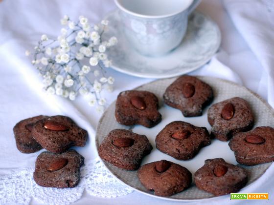 Biscotti al cacao e farina di farro, ideali per la colazione
