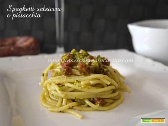 Spaghetti salsiccia e pistacchio