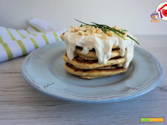 Pancakes salati con crema di formaggio e mandorle