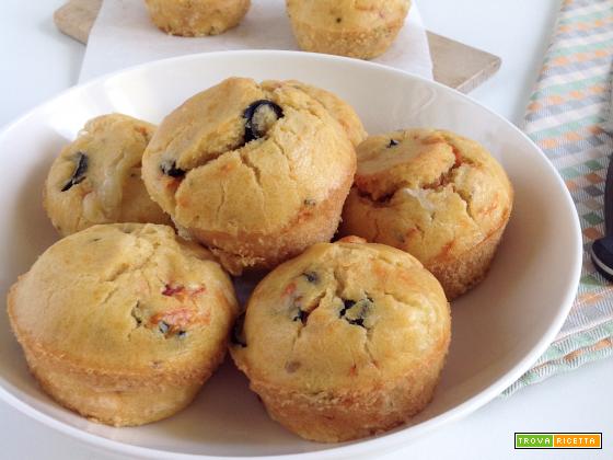 Muffin con straccetti di pomodoro e olive nere