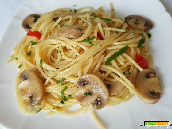 Spaghetti con funghi champignon e peperoncino piccante