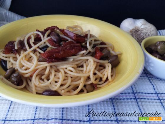 Spaghetti con pomodorini secchi e olive taggiasche
