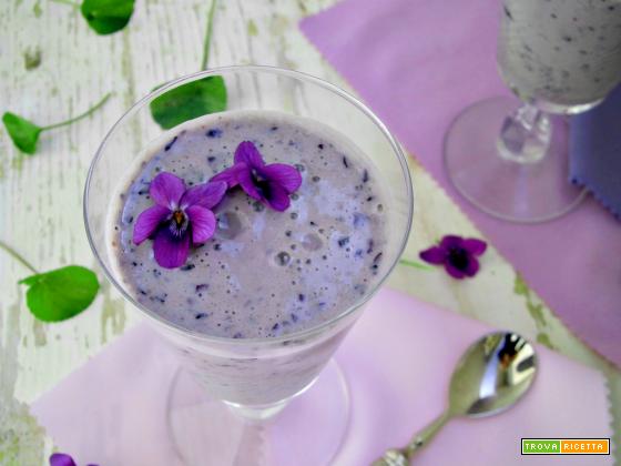 Smoothie con mirtilli e violette, una ricetta fresca e salutare