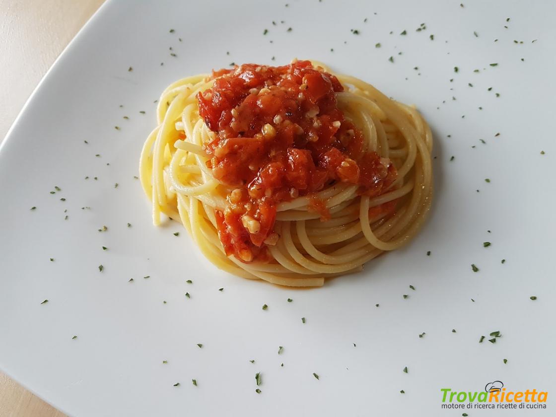 Spaghetti con colatura di alici di cetara, pomodorini datterini e mandorle  tritate - Ricetta 