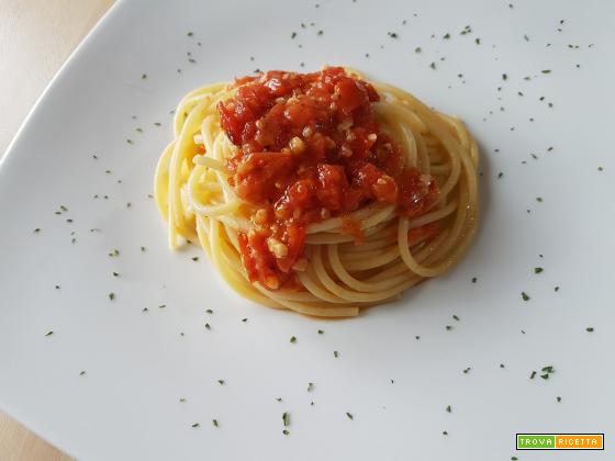 Spaghetti con colatura di alici di cetara, pomodorini datterini e mandorle tritate