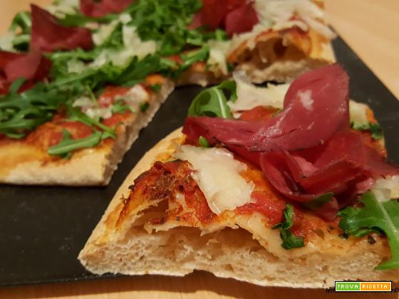 Pizza semintegrale con rucola, bresaola, raspadura e lievito madre