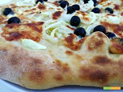 Pizza con Asiago, cipolle ed olive (con lievito madre)