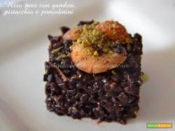 Riso nero gamberi pistacchio pomodorini