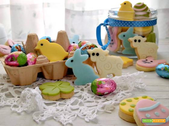 Biscotti di Pasqua decorati con pasta di zucchero