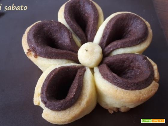 Biscotti di pasta frolla a forma di fiore