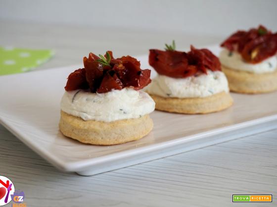 Mini cheesecake salate con pomodorini confit