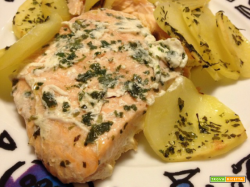 SALMONE CON PATATE AL FORNO