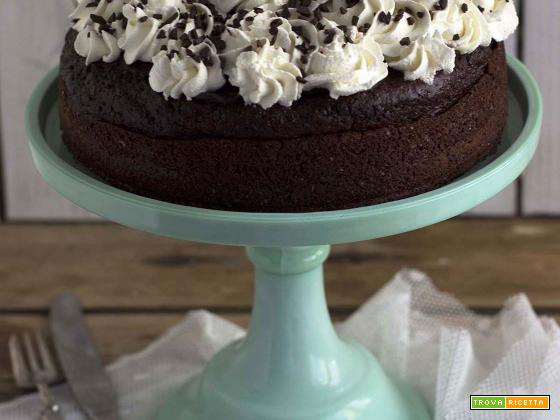 Poke cake: ricetta al cioccolato e panna
