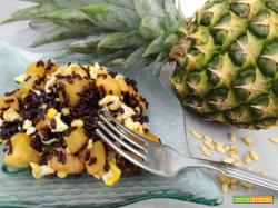 Riso Venere con ananas e pinoli