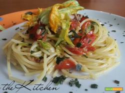 Spaghetti sgombro pomodorini e fiori di zucca