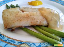 MERLUZZO SCOTTATO, ASPARAGI, MAIONESE ALLA CURCUMA E MARINARA