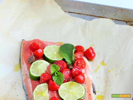 Trota salmonata al forno con pomodorini, lime e menta