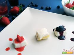 Fantasia di panna cotta con coulis di fragole e mirtilli