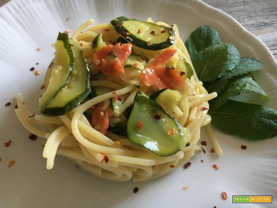 Spaghetti zucchine e salmone aromatizzati alla menta