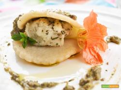 raviolo aperto alle erbe su pesto di menta e pistacchi