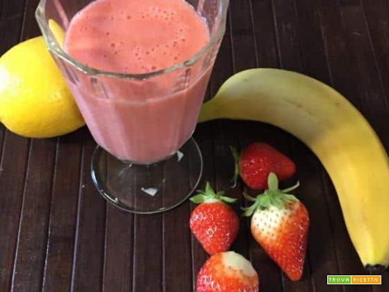 Frullato fragole e banane: un bicchiere di vitamine e minerali senza lattosio e senza glutine