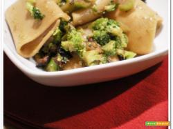 Paccheri con i broccoli, le acciughe e le olive nere