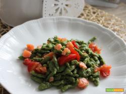 Spatzle agli spinaci con pomodorini e salmone