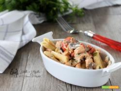 Pasta cremosa con Salmone fresco e funghi