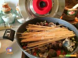 Spaghetti vongole e zucchine in padella