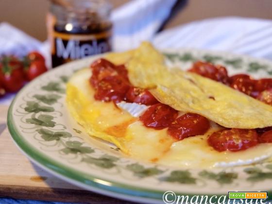 Omelette con pomodorini caramellati al miele e brie