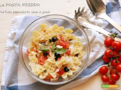 Farfalle con pomodorini, olive e pinoli