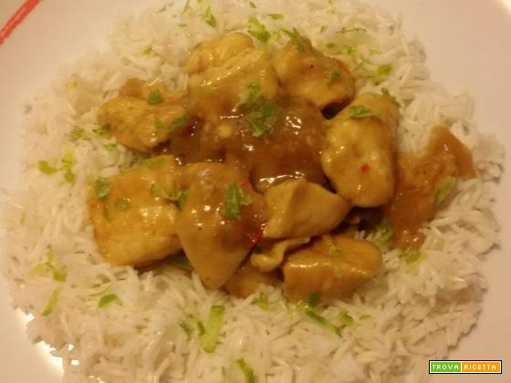 Pollo al curry, lime e latte di cocco con riso basmati