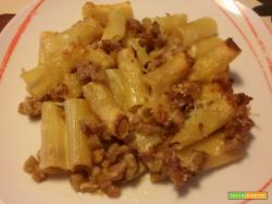 Rigatoni con melanzane, salsiccia fresca e provola