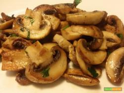 Funghi champignon trifolati in padella