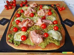 Pizza con Pesto di Pistacchio Sciara, Mortadella, Pomodorini e Granella di Pistacchio