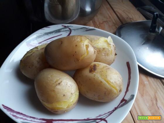 Lessare le patate velocemente in pentola a pressione