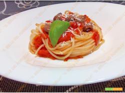 Spaghetti con pomodorini olive e peperoncino