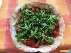 Pizza pomodorini, olive nere, rucola e songino
