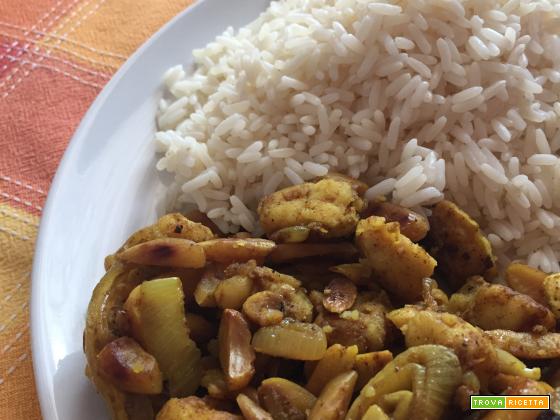 Tofu al curry, cipolle e mandorle, con riso thai