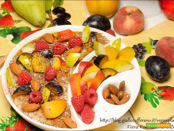 Vegan bombastic fruit bowl o porridge d’avena