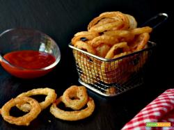 Anelli di cipolla fritti o onion rings, croccanti e gustosi