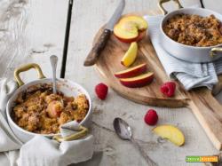 Il delizioso crumble di pesche e lamponi