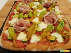 Pizza semintegrale con fiori di zucca, mozzarella, speck e lievito madre